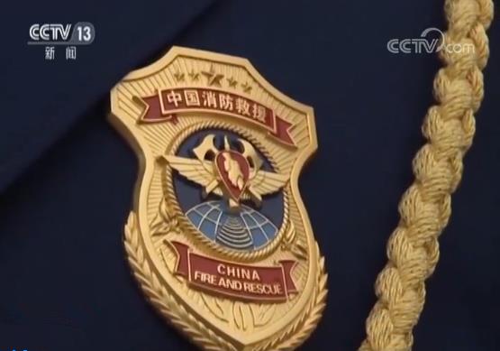 火焰蓝，你好！消防队员们换穿新制服