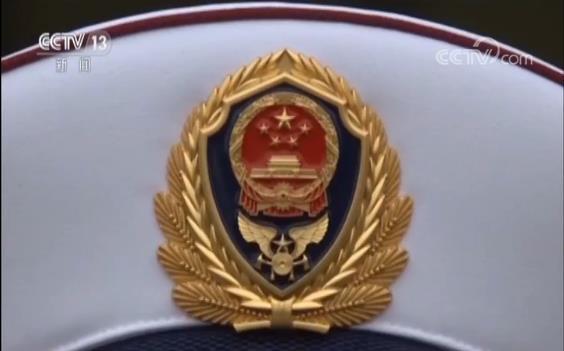 火焰蓝，你好！消防队员们换穿新制服