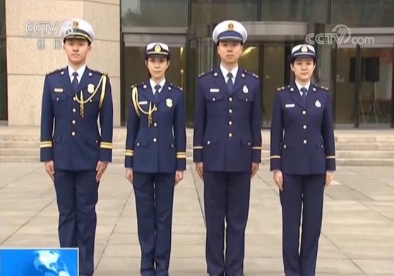 火焰蓝，你好！消防队员们换穿新制服